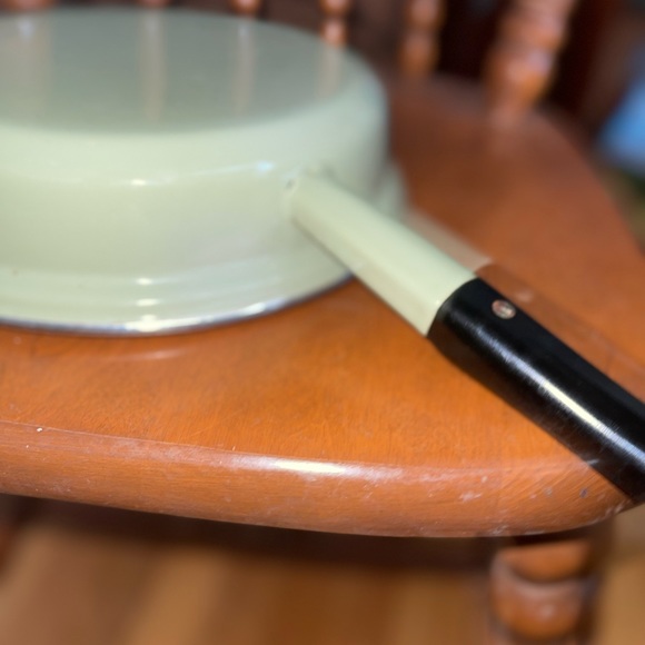 Vintage avacdo Olive Green Enamelware Fry Pan with Black Trim, White Interior - Picture 14 of 16